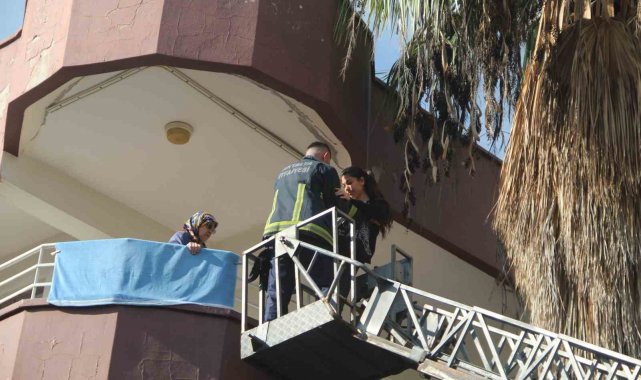Antalya'da 2. katta mahsur kalan babaanne ve torunu itfaiye merdiveniyle kurtarıldı
