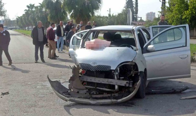 Antalya'da iki otomobilin kontrolsüz kavşakta çarpışması sonucu meydana...