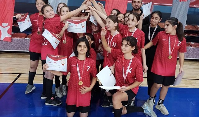 Azmimilli Ortaokulu birinci oldu