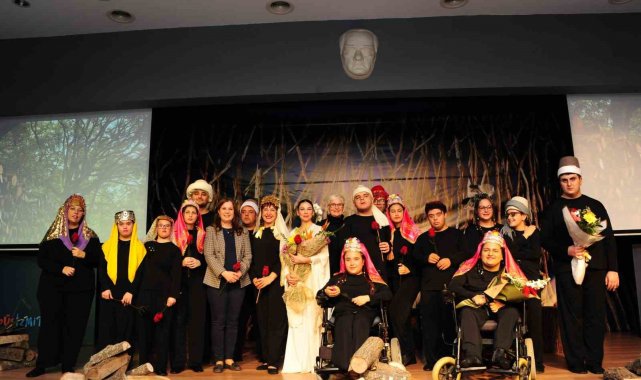 Balçova Belediyesinin tiyatro kurslarına gelen engelli çocuklar, "Kalp...