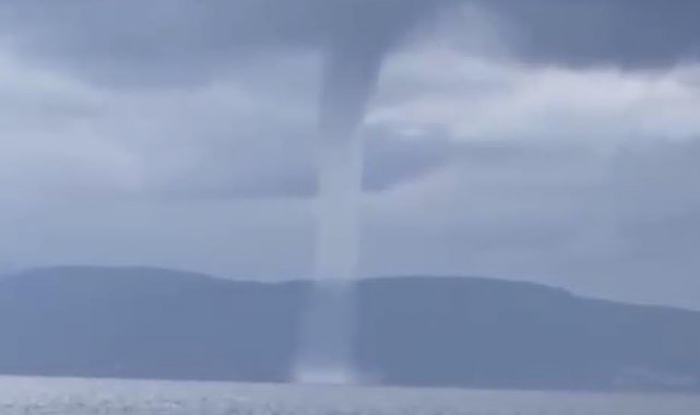 Balıkesir'in Ayvalık ilçesi açıklarında akşam saatlerinde şiddetli yağı...