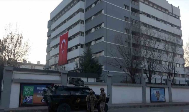 Batman'da izinsiz gösteri düzenleyen gruba yapılan müdahalede, terör pr...