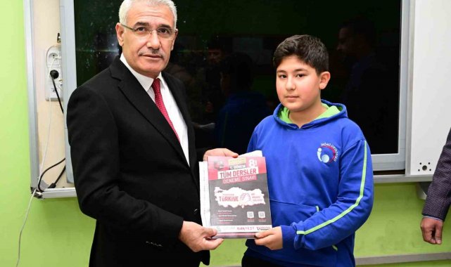 Battalgazi Belediye Başkanı Osman Güder, ortaokulda eğitim gören öğrenciler...