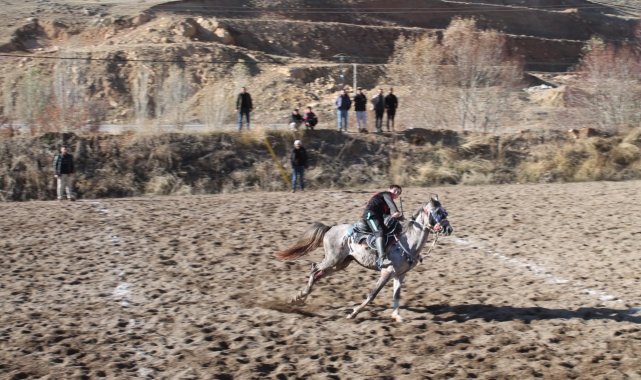 Bayburt'ta iki farklı atlı spor kulübü askere gidecek olan cirit sporcu...