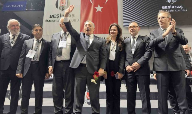 Beşiktaş Başkanı Ahmet Nur Çebi, yönetim kurulu ve kongre üyeleri ile vedal...