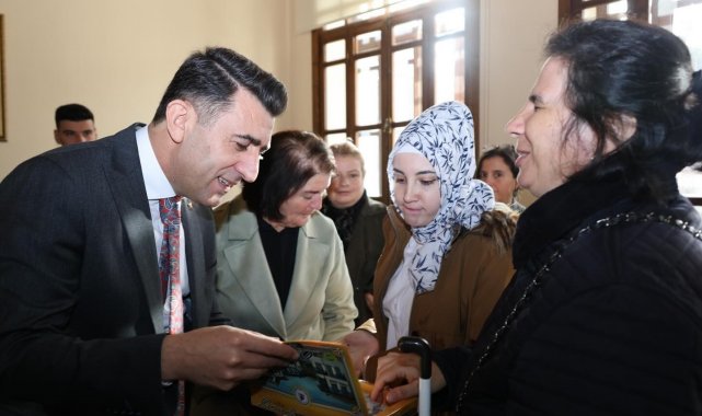 Bilecik Valisi Şefik Aygöl, özel bireylerle bir araya geldi.
Vali Aygöl, B...