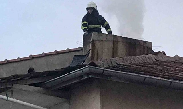 Bilecik'te 4 katlı bir evin bacasında çıkan yangın itfaiye ekiplerinin ...