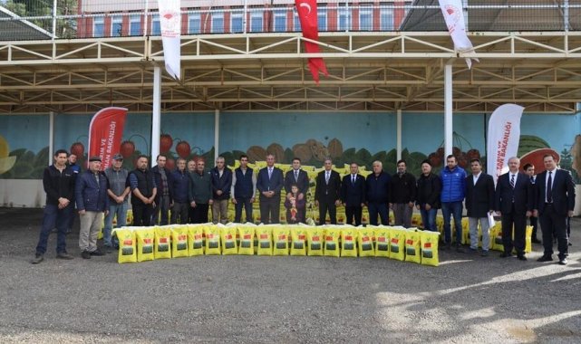 Bilecik'te düzenlenen törenle, 208 çiftçiye 10 ton sertifikalı yonca to...