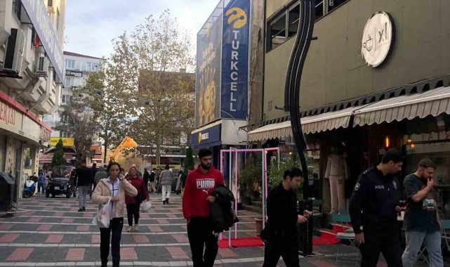 Bolu'da bir kafede oturan müşteriye çakmak soran şahıs, "çakmağım ...