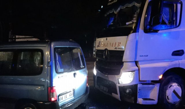 Bolu'da D-100 kara yolunda tır ile hafif ticari aracın çarpışması netic...