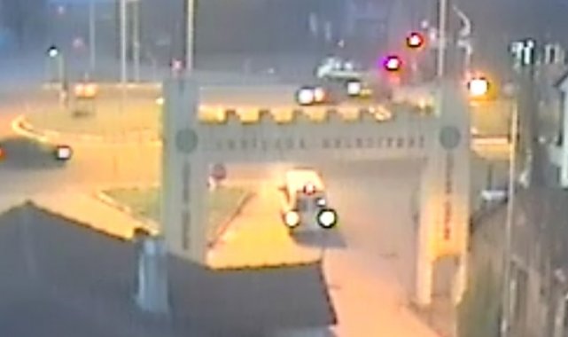 Bolu'nun Yeniçağa ilçesinde trafik ışıklarında iki otomobilin çarpışmas...