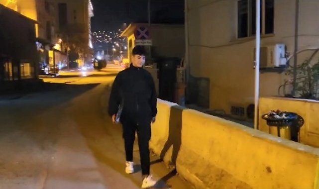 Bursa'da arkadaşıyla parkta dolaşan genç çocuk, bulduğu para dolu çanta...