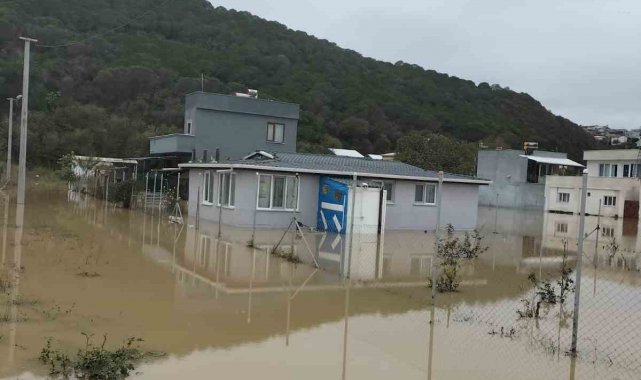 Bursa'da geçtiğimiz gün şiddetli yağmur nedeniyle birçok ev ve iş yeri ...