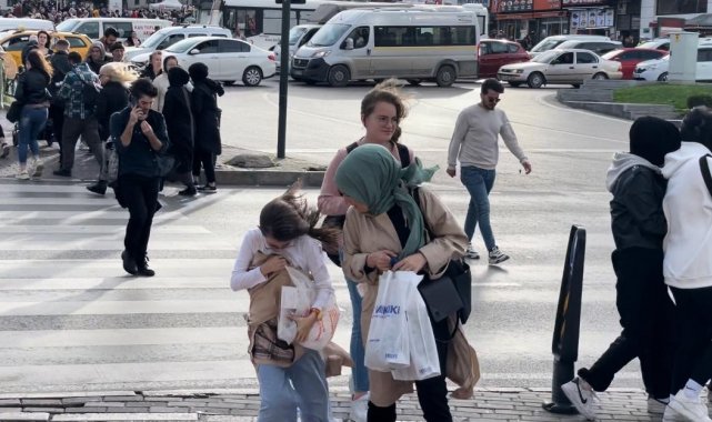 Bursa'da Meteoroloji Genel Müdürlüğü'nün uyarısını verdiği rüzgar k...