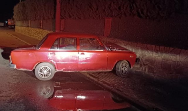 Bursa'nın İnegöl ilçesinde kontrolden çıkan otomobil istinat duvarına ç...