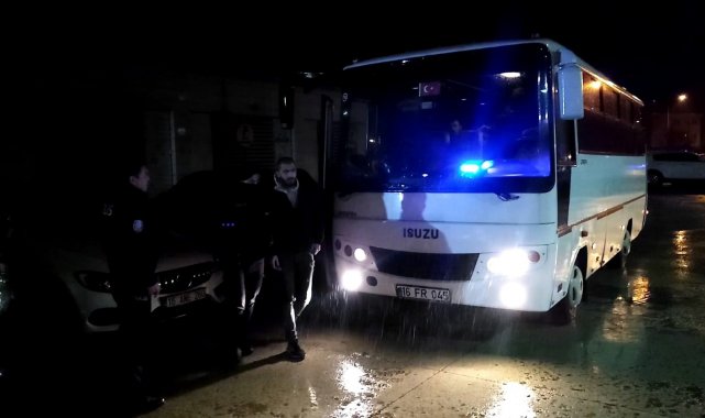 Bursa'nın İnegöl ilçesinde polis ekiplerince bir eve düzenlenen operasy...