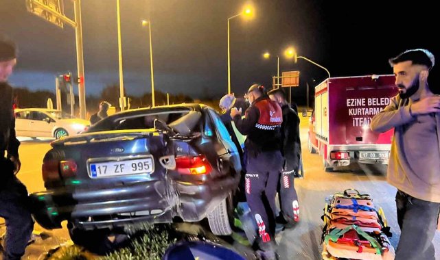 Çanakkale'de kamyon ile otomobilin çarpışması sonucu meydana gelen traf...