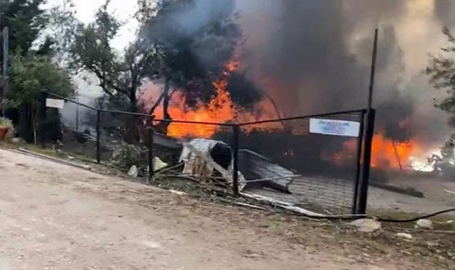 Çanakkale'nin Ayvacık ilçesinde bir restoranda yangın çıktı. İtfaiye ek...