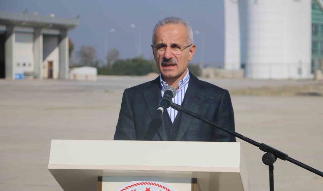 Depremden etkilenen Hatay Havalimanında incelemelerde bulunan Ulaştırma ve ...