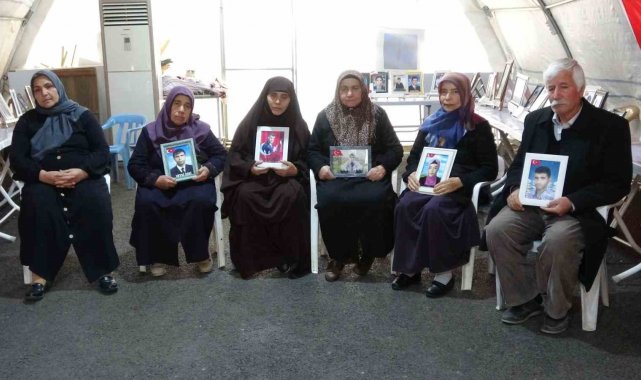 Diyarbakır'da, HDP il binası önünde kandırılarak dağa kaçırılan çocukla...