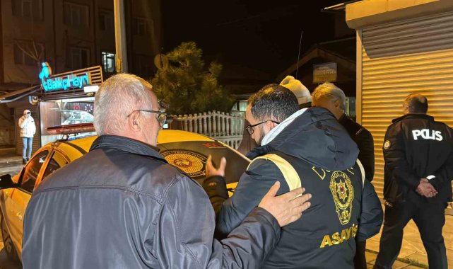 Düzce'de şehir merkezinde ışık donanımı denetiminde sürücülere ceza yağ...