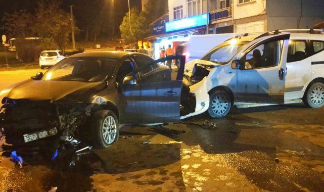 Edirne'de alkollü sürücünün kullandığı otomobilin başka otomobil ile ça...