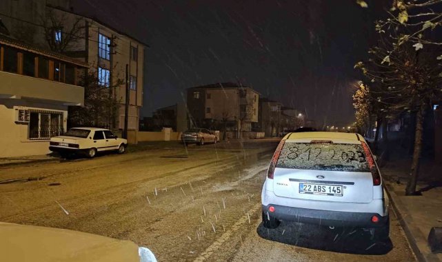 Edirne'nin Keşan ilçesinde kar yağışı başladı.
Keşan ilçesinde hava sı...