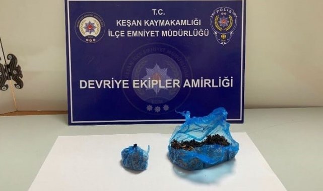 Edirne'nin Keşan ilçesinde, polisin durdurarak üst araması yaptığı 2 şü...