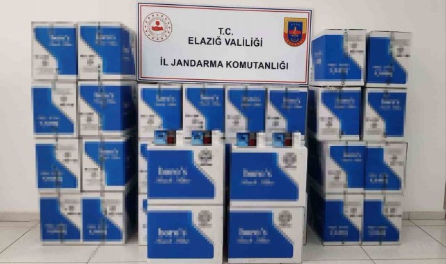 Elazığ'da İl Jandarma Komutanlığı ekiplerince bir araçta yapılan aramad...