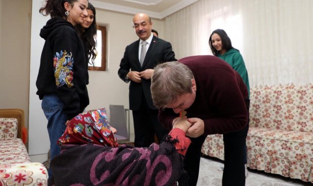 Erzincan Valisi Hamza Aydoğdu, 80 yaşındaki Menşure Cankurt'u ziyaret e...