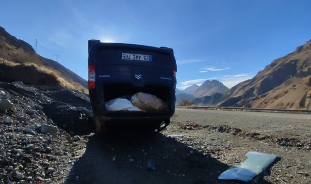 Erzurum-Artvin karayolunda meydana gelen kazada bir araç takla attı, sürücü...