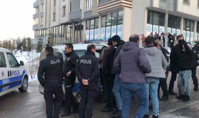 Erzurum'da oyuncak silahla sosyal medya için görüntü çeken gençler poli...