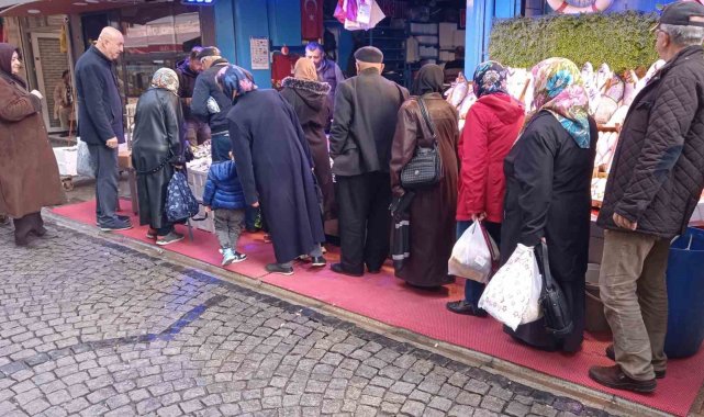 Eskişehir'de farklı esnaflarda kilosu 50 liraya satılan hamsi balığı iç...