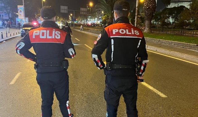 Fatih'te polis ekiplerince helikopter destekli geniş kapsamlı asayiş uy...