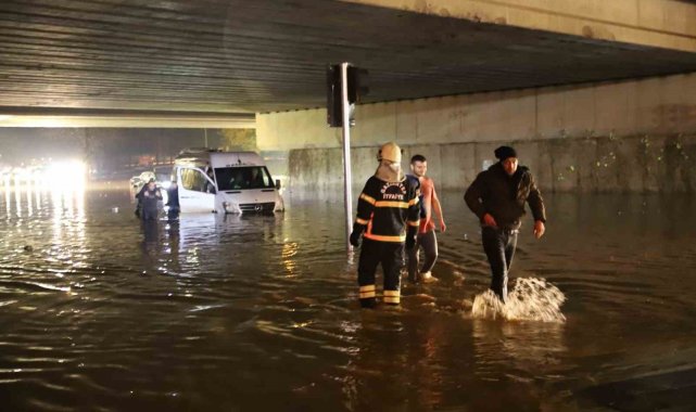 Gaziantep'te etkili olan sağanak nedeniyle sular altında kalan köprülü ...