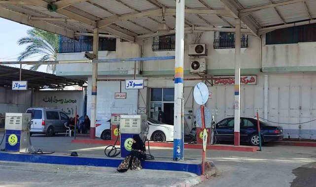 Gazze Şeridi'ndeki Filistinliler, boş tüplerini doldurabilmek için gaz ...