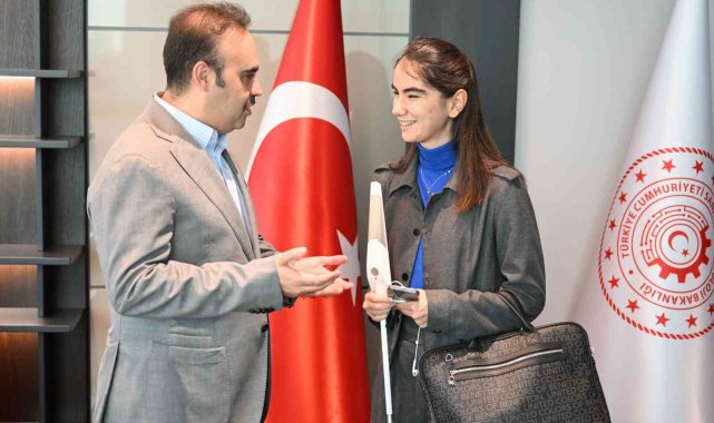 Görme engelli genç girişimci Zülal Tannur, Sanayi ve Teknoloji Bakanı Mehme...