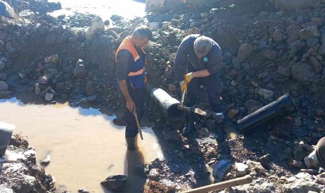 Hakkari Belediyesi ekipleri, soğuk havaya rağmen Otluca köyündeki içme suyu...