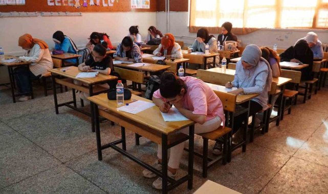 Haliliye Belediye Başkanı Mehmet Canpolat ile gençler, kendilerine sunulan ...