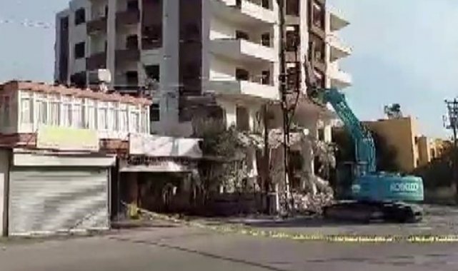 Hatay'ın Dörtyol ilçesinde 5 katlı binanın iş makinesiyle yıkıldığı anl...