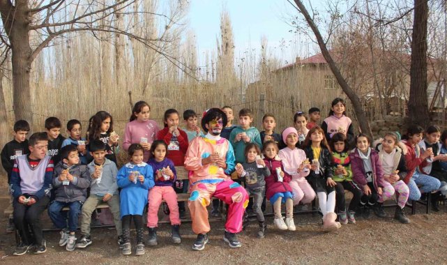 Iğdır'ın Aralık ilçesine bağlı Yukarıtopraklı Köyü İlkokulu öğrencileri...