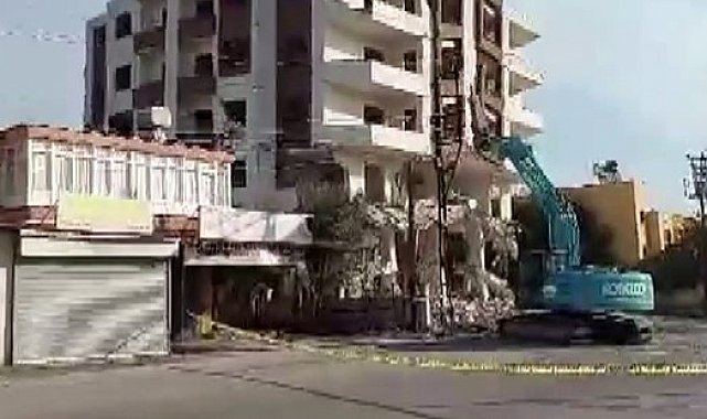 İş makinesinin dokunuşuyla 5 katlı bina yerle bir oldu