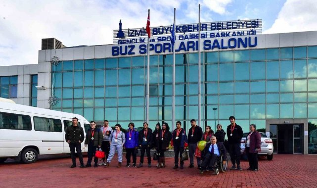 İzmir Büyükşehir Belediyesi, özel aparatlarla Bornova'daki buz pisti üz...
