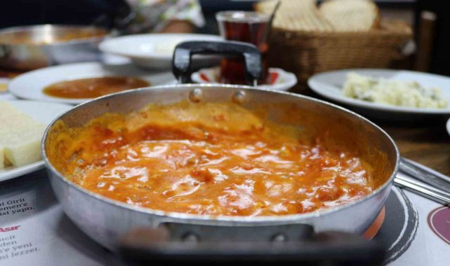 İzmir'de lokanta işletmecisi Şeref Artagan, "menemen soğanlı mı so...