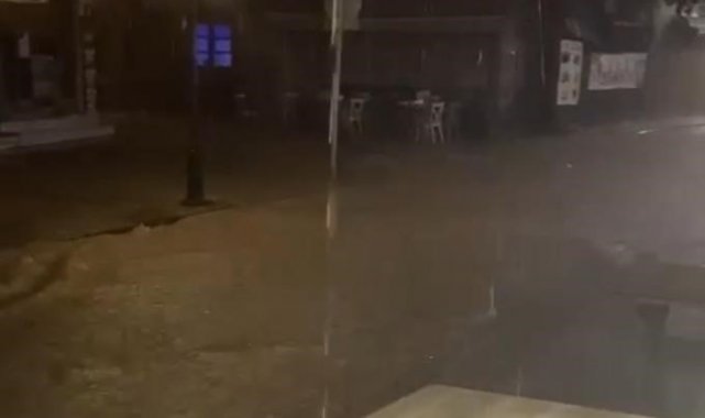 İzmir'in Çeşme ilçesinde saat 05.00'te başlayan şiddetli yağış