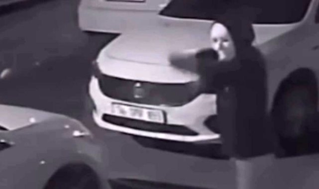 İzmir'in Gaziemir ilçesinde, yüzünde maske elinde pompalı tüfek olan şa...