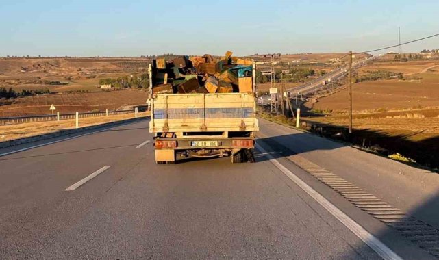 Kilis-Gaziantep karayolunda bir kamyonet, patlak olan sağ arka lastiğine al...