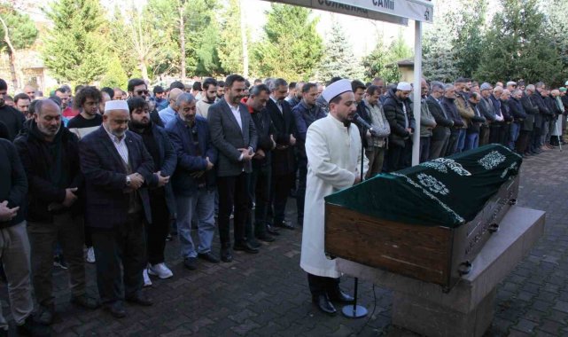 Kocaeli'nin İzmit ilçesinde otomobil ile belediye otobüsünün kafa kafay...