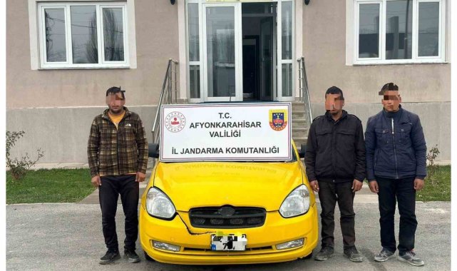 Konya'dan aldığı düzensiz göçmenleri İzmir'e götüren bir şahıs jand...