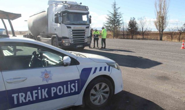 Konya'nın Beyşehir ilçesinde, ticari araçlar için kış lastiği denetimleri gerçekleştirildi